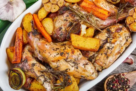 Na czym smażyć królika, aby uzyskać soczyste i aromatyczne mięso
