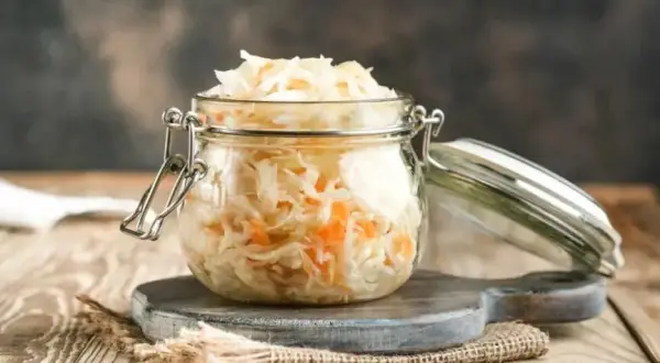 Czy pies może jeść kapustę kiszoną? Korzyści i zagrożenia dla zdrowia