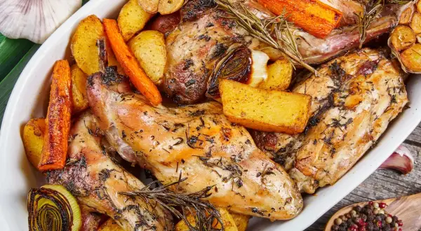Na czym smażyć królika, aby uzyskać soczyste i aromatyczne mięso